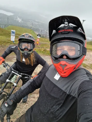 Meistä 3 mies ja nainen alamäkipyöräily varusteet päällä