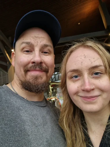 Meistä 4 Kaksi henkilöä selfie-tilassa.