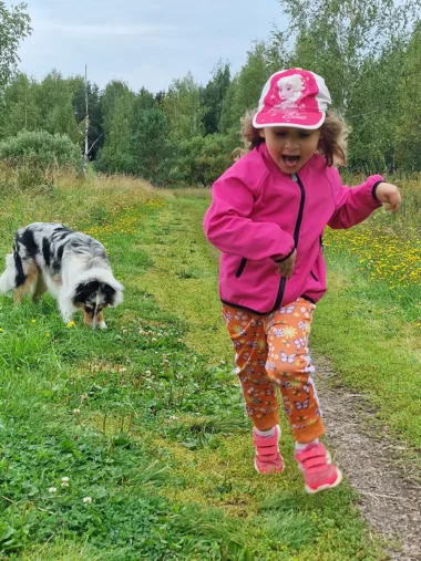 Meistä 5 pieni tyttö ja koira luontopolulla