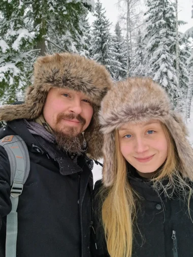 Meistä 9 mies ja nainen ottaa selfien talvella karvahatut päässä