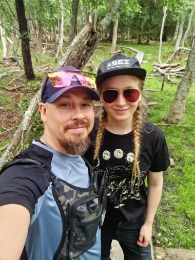 Meistä 11 mies ja nainen ottaa selfien luontopolulla