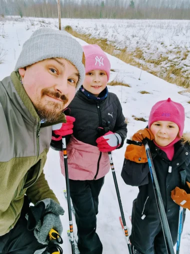 Meistä 14 isä ja kaksi tytärtä hiihtämässä