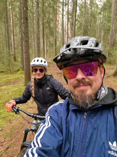 Meistä 15 mies ja nainen pyöräilemässä metsässä ja ottavat selfietä