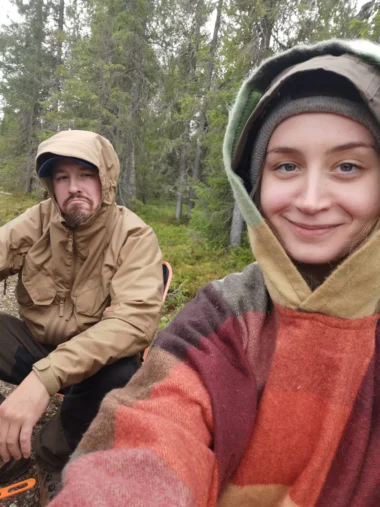 Meistä 16 mies ja nainen ottaa selfien, mies irvistää kameralle