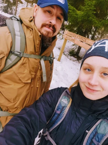 Meistä 19 mies ja nainen ottaa selfien talvisessa metsämaisemassa