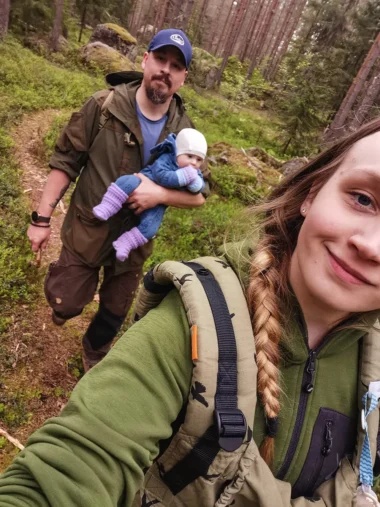 Meistä 21 isä, äiti ja pieni vauva kävelee luontopolulla