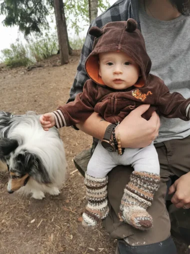 Meistä 23 pieni vauva isän sylissä