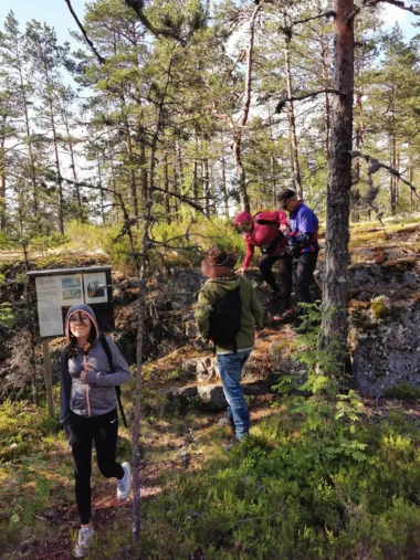 Meistä 25 perhe kävelemässä metsäpolulla