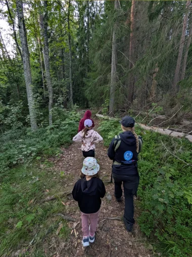 Meistä 28 perhe kävelemässä metsäpolulla