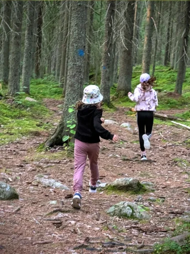 Meistä 30 kaksi lasta juoksee metsäpolulla