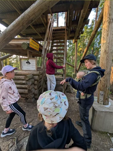 Meistä 31 perhe kiipeämässä näkötorniin