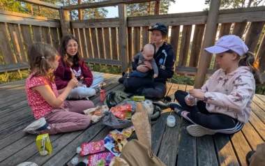 Meistä 32 perhe syö eväitä näkötornin huipulla