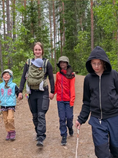 Meistä 33 perhe yhdessä kävelyllä luonnossa