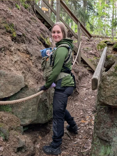 Meistä 34 äiti kiipeää polku ylöspäin vauva rintarepussa