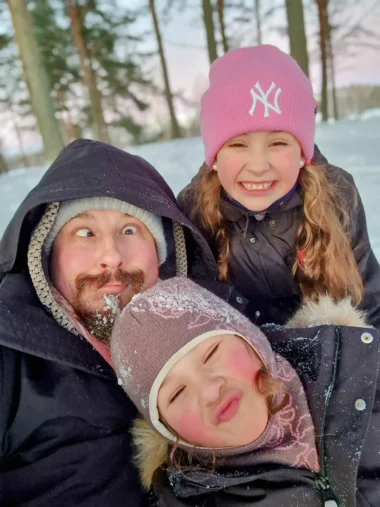 Meistä 38 isä ja kaksi tytärtä irvistelee kameralle