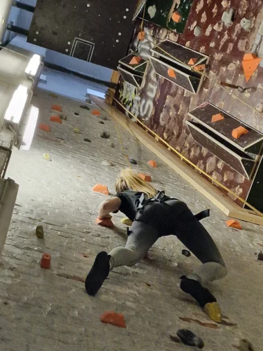 Meistä 41 nainen kiipeä kiipeilyseinällä