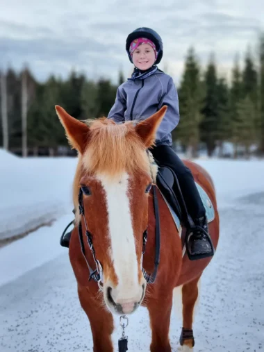 Meistä 42 tyttö istuu hevosen selässä