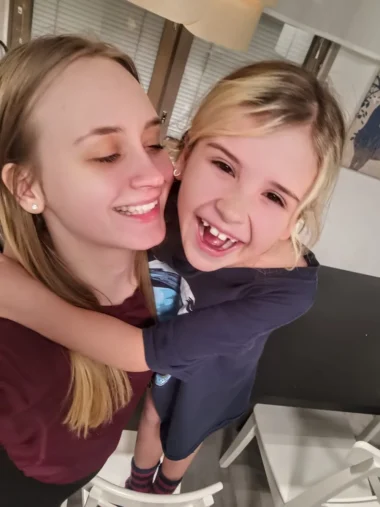 Meistä 43 äiti ja lapsi nauraa ja hymyilee kameralle iloisesti