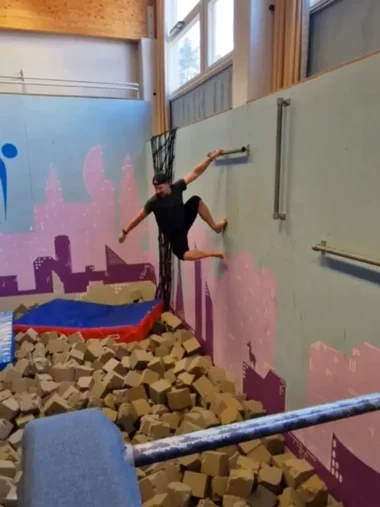 Meistä 45 mies hyppää volttimonttuun