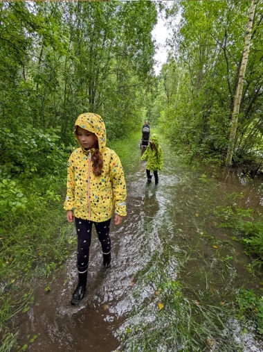 Meistä 49 perhe kävelee märällä polulla