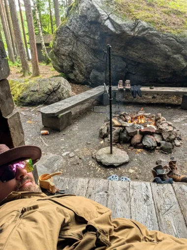 Meistä 50 mies makoilee nuotiopaikalla