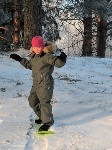 Meistä 51 tyttö laskee lumilaudalla