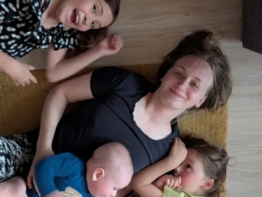 Meistä 55 äiti ja lapset makaavat lattialla