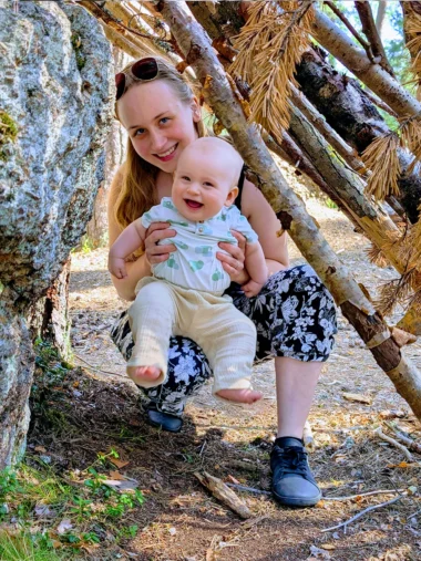 Meistä 6 Äiti ja vauva luonnossa leikkimässä.