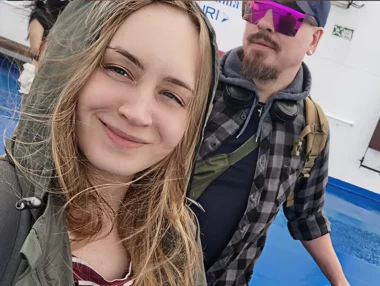 Meistä 46 Sateenvarjot ja merimaisema.