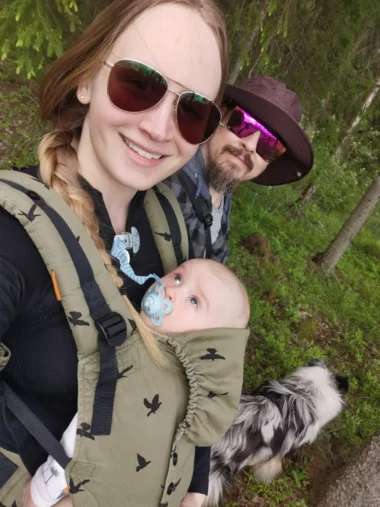 Meistä 56 Perhe vaelluksessa luonnossa koiran kanssa.