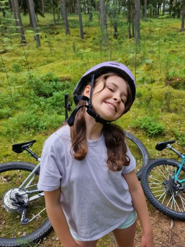 Saaga virnuilee - taitaa olla ihan kiva seikkailu Tyttö virnuilee metsäpolulla