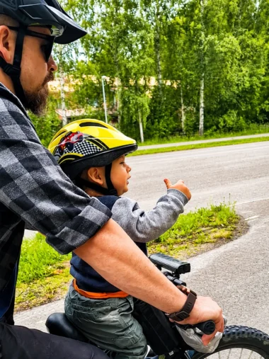 Venni näyttää peukkua "hyvä retki!" Isä ja poika pyöräretkellä